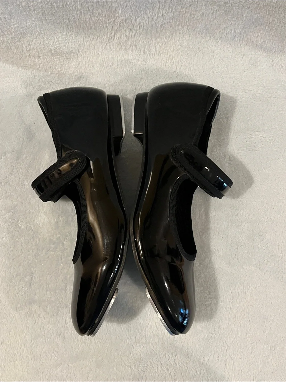 Girls patent tap shoes/ dance shoes. Mary Jane, adjustable strap, metal plates 2